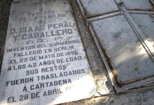 Tumba de Isaac Peral en la Almudena.